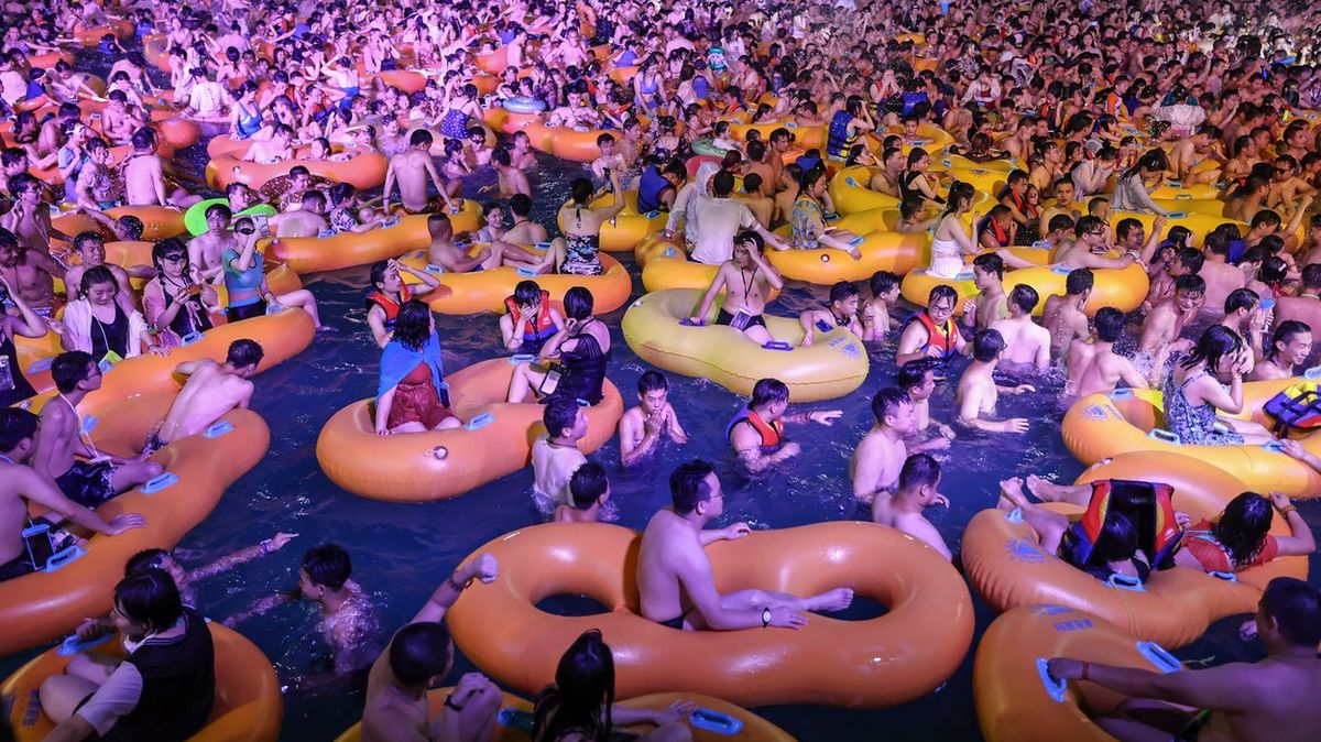 Svět pobouřila bazénová party ve Wu-chanu. „Kyselé hrozny“, odpověděla Čína